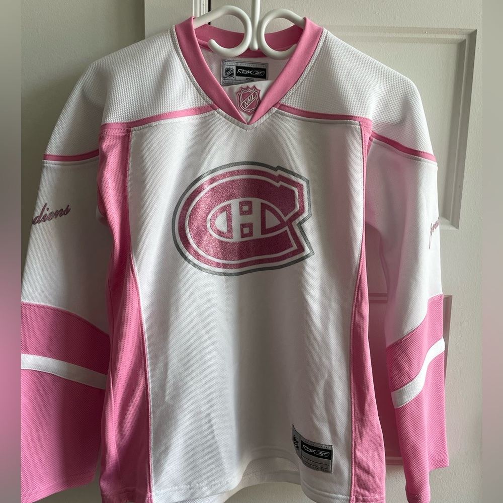 Canadian hockey team jersey. For women.
